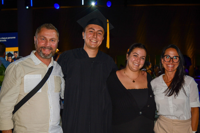 Cédric Poirier (au centre), accompagné de sa famille