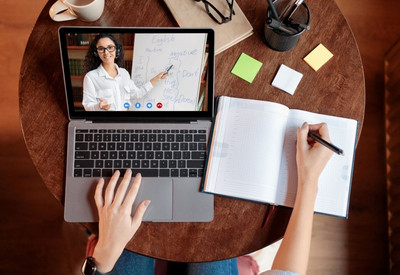 laptop mains cours en ligne prise de note