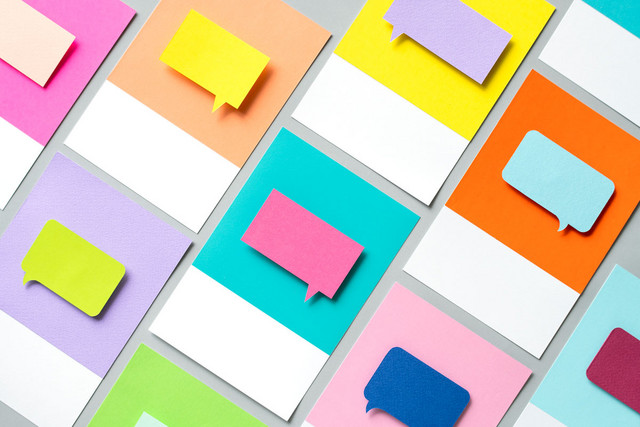 post it colorés traduction