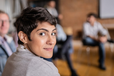 Femme bras croisés fond rouge