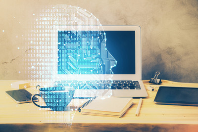 Téléphone, tablette et ordinateur portable sur un bureau