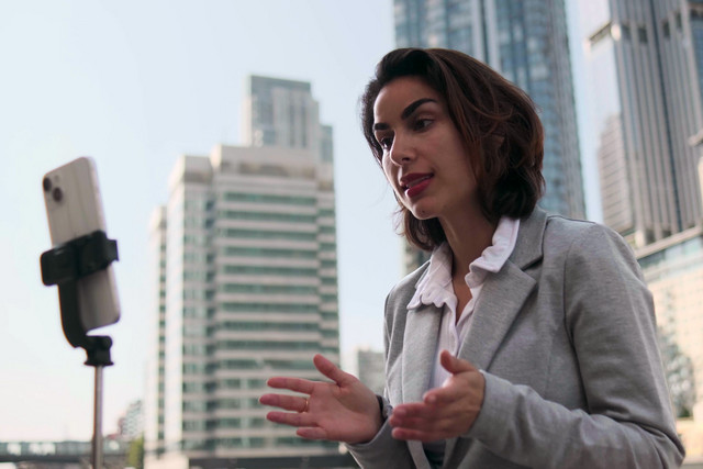 À l’heure où l’actualité se consomme de plus en plus sur les écrans de cellulaire, la vidéo verticale s’impose comme le format clé des journalistes.