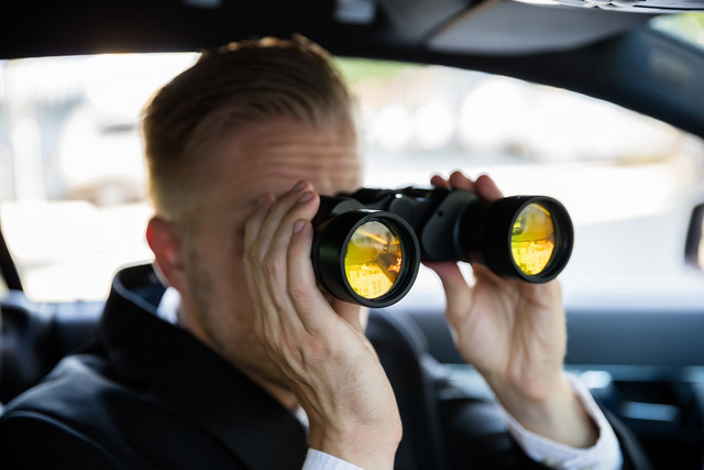 enquêteur jumelles voiture