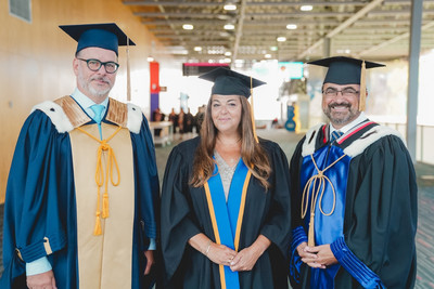 Tamara Altéresco entourée du recteur Daniel Jutras (à gauche) et du doyen Michel Janosz (à droite).