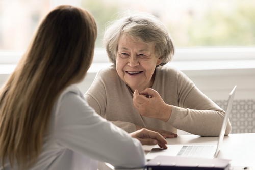 Gérontologie : trois nouveaux programmes en ligne pour mieux accompagner les personnes âgées