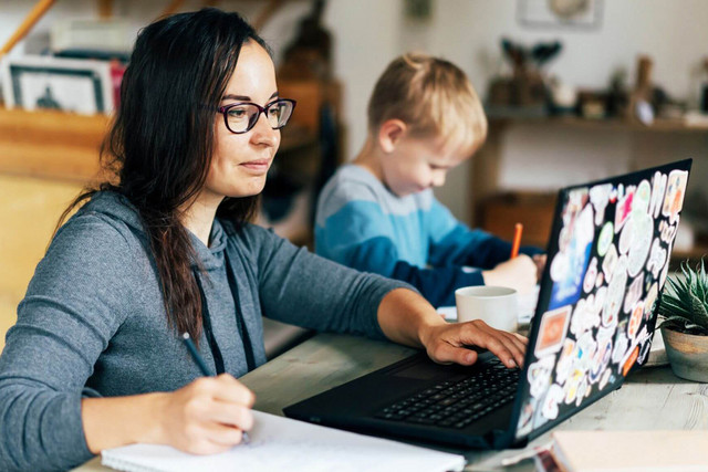 une étudiante et son jeune garçon à ses côtés