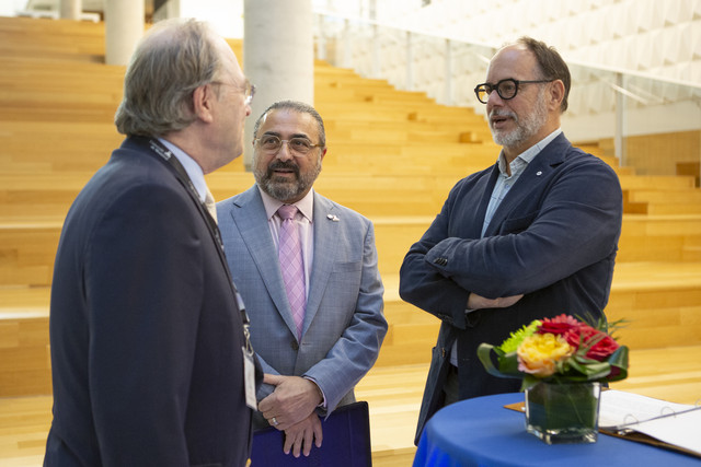 De gauche à droite : le donateur, maître Leslie A. Beck en compagnie du doyen, monsieur Michel Janosz et du recteur, monsieur Daniel Jutras