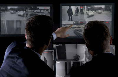 deux hommes enquêtent écran 