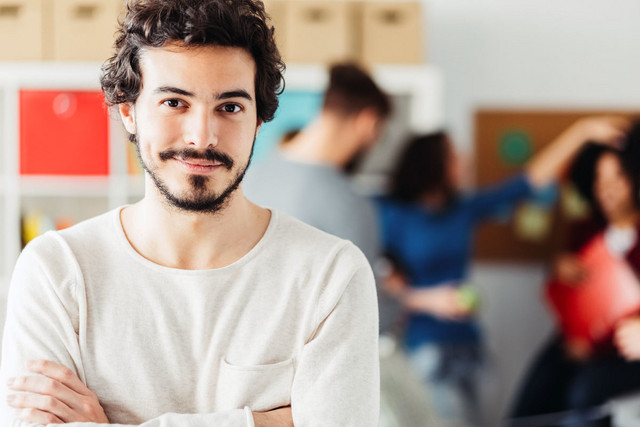 Homme barbe main croisée intervention intervenant