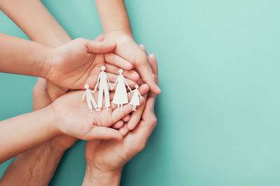 Mains famille papier