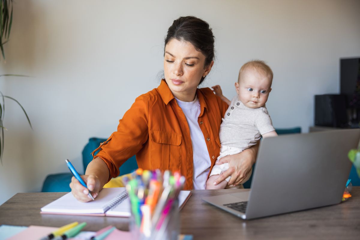 Reprendre ou poursuivre des études lorsqu’on est parent peut sembler relever du casse-tête