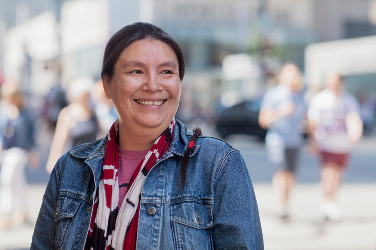 femme autochtone souriante